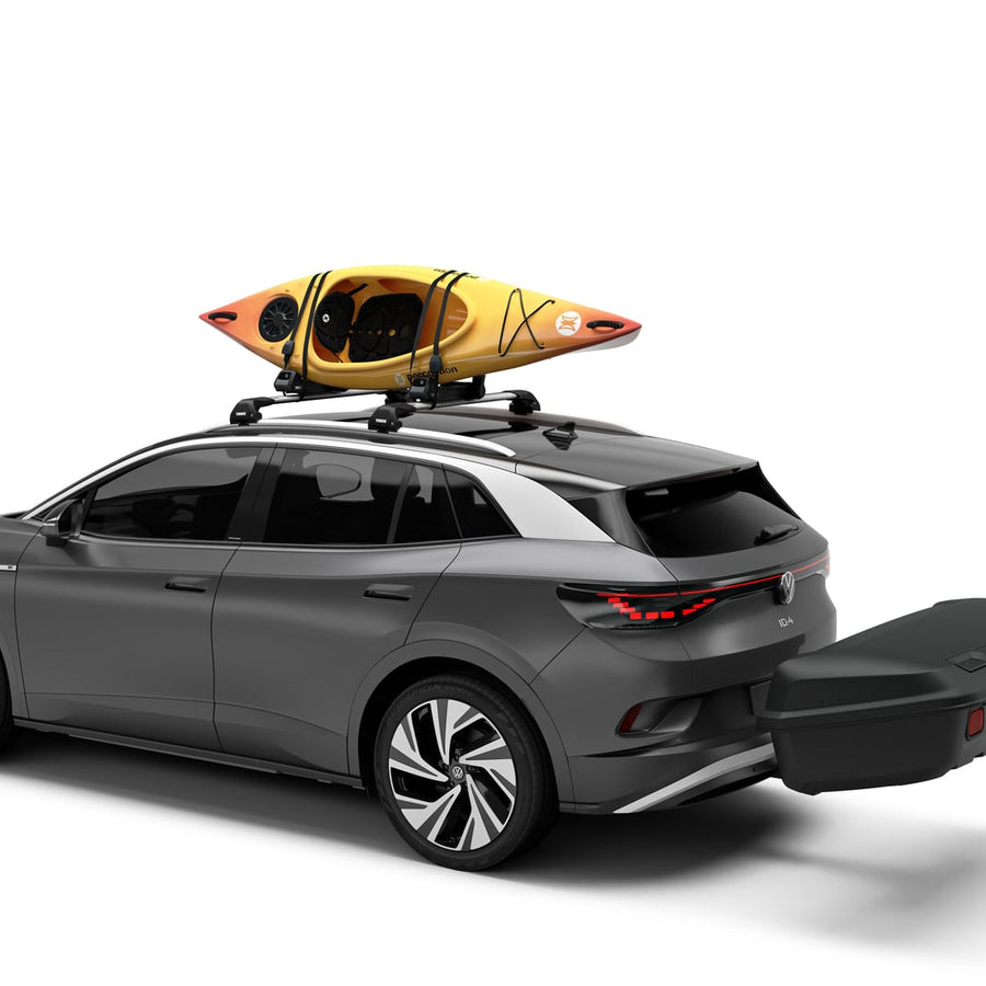 Thule-Arcos-L-trekhaakkoffer-op-auto-met-kano