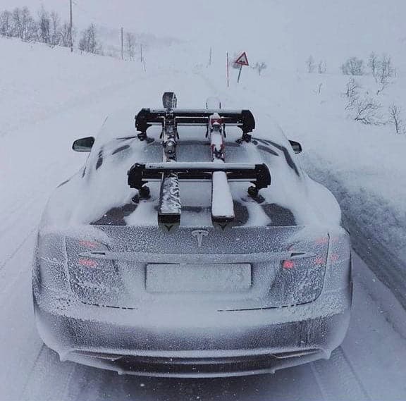 SeaSucker SkiRack op Tesla met ski's