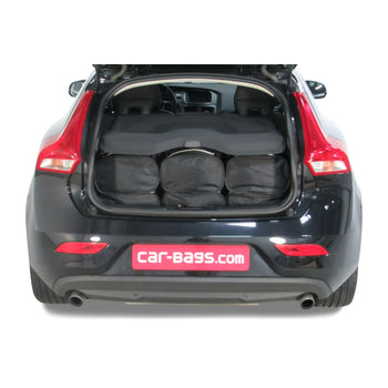 Volvo V40 (P1) 5dr Hatchback | 2012-heden Car-Bags reistassenset met Volvo logo – productfoto 2