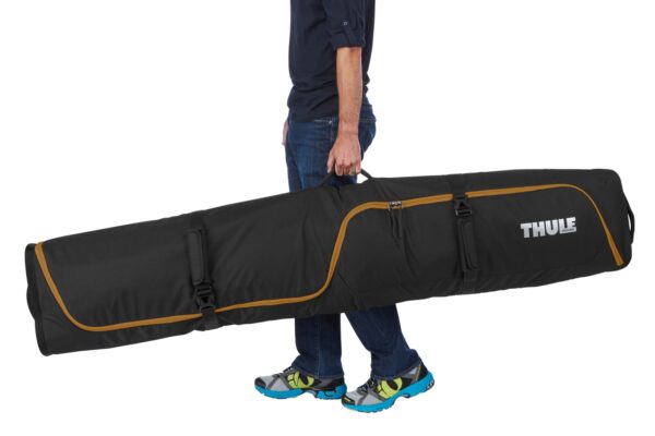 Thule RoundTrip snowboardtas op wielen 165cm zwart dragen