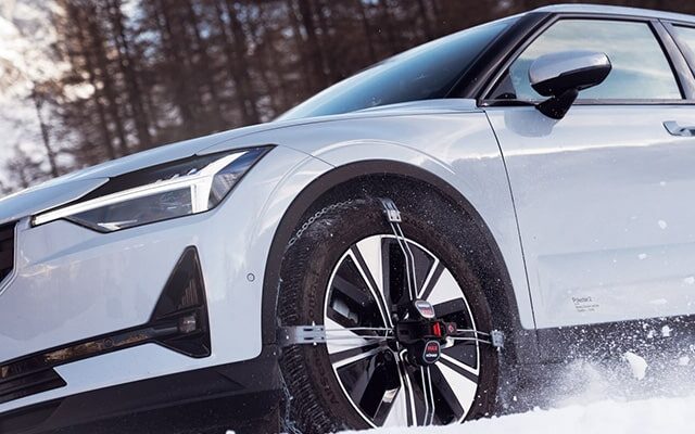 Hoe hard rijden met sneeuwkettingen? De regels per land